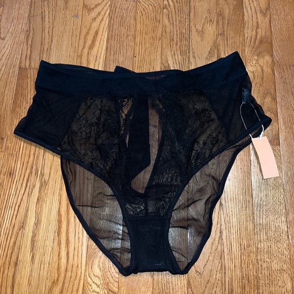 Mentionables | Black Lace and Mesh High Waisted Plus Size Panties - Picture 4 of 4
